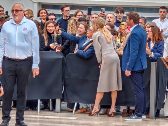 Nicole Kidman attendu par nombreux fans à Biarritz la veille du défilé Croisière Chanel le 27 avril 2026 Christophe de Prada Bestimage Nicole Kidman expected by many fans in Biarritz the day before the Chanel Cruise show on April 27, 2026 Biarritz France  Copyright: xChristophexDexPrada BestimagexChristophexDexPrada Bestimagex