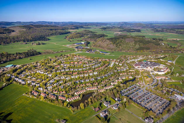 Luftbild, Center Parcs Ferienhäuser Reihenhaus Wohnsiedlung Sonnenallee, Erlebnisbad Aqua Mundo Park Hochsauerland, Hügellandschaft, Medebach, Sauerland, Nordrhein-Westfalen, Deutschland !ACHTUNGxMINDESTHONORARx60xEURO!