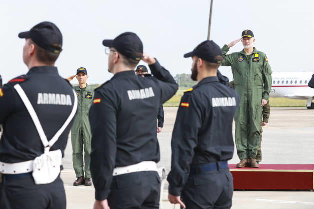 King Felipe VI visits the Aircraft Flotilla Cádiz King Felipe VI during a visit to the Aircraft Flotilla, the Survival Center and the Homeland Security Training Center of the Navy at the naval base of Puerto El Salado On April 28, 2026 in Rota, Cádiz Andalucía, Spain King Felipe VI has visited together with the Minister of Defense, Margarita Robles, the Aircraft Flotilla, the Survival Center and the Homeland Security Training Center of the Navy 28 APRIL 2026 Rocí Cadiz Andalucia Cadiz Andalucia Espana  Copyright: xRocioxRuzx 7479143
