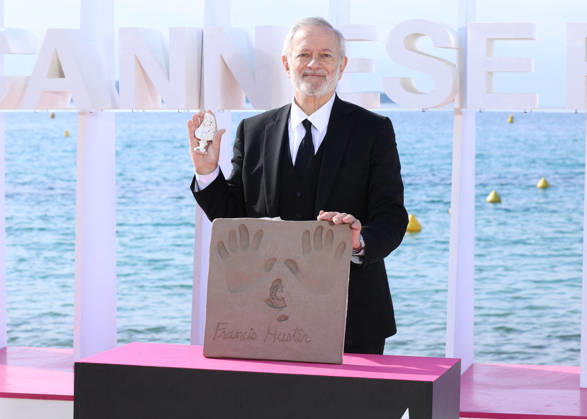 Francis Huster at a photocall for his handprints, on the Majestic beach during the 9th edition of the Canneseries festival in Cannes, on April 28, 2026 Denis Guignebourg Bestimage Francis Huster at a photocall for his handprints, on the Majestic beach during the 9th edition of the Canneseries festival in Cannes, on April 28, 2026 Cannes France  Copyright: xDenisxGuignebourgx xBestimagexDenisxGuignebourgx xBestimagex