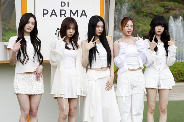 K-Pop Stars at Acqua di Parma Seoul Pop-up (L-R) Yui, Eom Ji-won, Kang Ye-seul, Son Ju-won and Kim Yu-na of South Korean girl group Keyveatz pose for photos during the opening event of the Acqua di Parma Buongiorno Il Chioschetto pop-up installation in Seoul, South Korea, April 28, 2026. Seoul South Korea  Copyright: xMatrixxImages JungxUi-Chelx