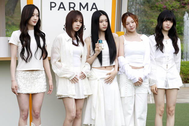 K-Pop Stars at Acqua di Parma Seoul Pop-up (L-R) Yui, Eom Ji-won, Kang Ye-seul, Son Ju-won and Kim Yu-na of South Korean girl group Keyveatz pose for photos during the opening event of the Acqua di Parma Buongiorno Il Chioschetto pop-up installation in Seoul, South Korea, April 28, 2026. Seoul South Korea  Copyright: xMatrixxImages JungxUi-Chelx