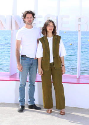 Alex Doux et Zoi Severin Photocall for the series Zodiac during the 9th edition of the CanneSeries festival in Cannes, on April 28, 2026 Denis Guignebourg Bestimage Photocall for the series Zodiac during the 9th edition of the CanneSeries festival in Cannes, on April 28, 2026 Cannes France  Copyright: xDenisxGuignebourgx xBestimagexDenisxGuignebourgx xBestimagex