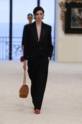Chanel Collection Croisière 2026 2027 Chanel Cruise fashion show at the Casino municipal de Biarritz, France, on April 28, 2026 Olivier Borde Bestimage A model walks the runway at the Chanel Cruise 2025 fashion show at the Biarritz Municipal Casino, France, on April 28, 2026 Biarritz France  Copyright: xOLIVIERxBORDEx xBESTIMAGExOLIVIERxBORDEx xBESTIMAGEx