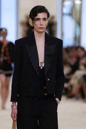 Chanel Collection Croisière 2026 2027 Chanel Cruise fashion show at the Casino municipal de Biarritz, France, on April 28, 2026 Olivier Borde Bestimage A model walks the runway at the Chanel Cruise 2025 fashion show at the Biarritz Municipal Casino, France, on April 28, 2026 Biarritz France  Copyright: xOLIVIERxBORDEx xBESTIMAGExOLIVIERxBORDEx xBESTIMAGEx