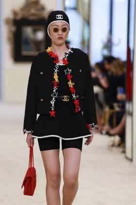 Chanel Collection Croisière 2026 2027 Chanel Cruise fashion show at the Casino municipal de Biarritz, France, on April 28, 2026 Olivier Borde Bestimage A model walks the runway at the Chanel Cruise 2025 fashion show at the Biarritz Municipal Casino, France, on April 28, 2026 Biarritz France  Copyright: xOLIVIERxBORDEx xBESTIMAGExOLIVIERxBORDEx xBESTIMAGEx