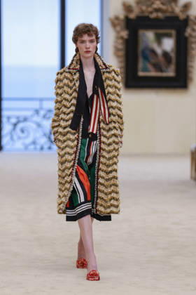 Chanel Collection Croisière 2026 2027 Chanel Cruise fashion show at the Casino municipal de Biarritz, France, on April 28, 2026 Olivier Borde Bestimage A model walks the runway at the Chanel Cruise 2025 fashion show at the Biarritz Municipal Casino, France, on April 28, 2026 Biarritz France  Copyright: xOLIVIERxBORDEx xBESTIMAGExOLIVIERxBORDEx xBESTIMAGEx