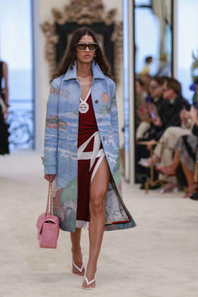 Chanel Collection Croisière 2026 2027 Chanel Cruise fashion show at the Casino municipal de Biarritz, France, on April 28, 2026 Olivier Borde Bestimage A model walks the runway at the Chanel Cruise 2025 fashion show at the Biarritz Municipal Casino, France, on April 28, 2026 Biarritz France  Copyright: xOLIVIERxBORDEx xBESTIMAGExOLIVIERxBORDEx xBESTIMAGEx