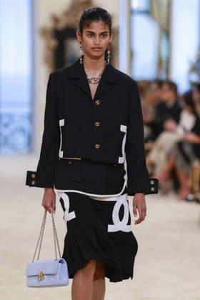 Chanel Collection Croisière 2026 2027 Chanel Cruise fashion show at the Casino municipal de Biarritz, France, on April 28, 2026 Olivier Borde Bestimage A model walks the runway at the Chanel Cruise 2025 fashion show at the Biarritz Municipal Casino, France, on April 28, 2026 Biarritz France  Copyright: xOLIVIERxBORDEx xBESTIMAGExOLIVIERxBORDEx xBESTIMAGEx
