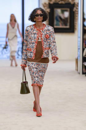 Chanel Collection Croisière 2026 2027 Chanel Cruise fashion show at the Casino municipal de Biarritz, France, on April 28, 2026 Olivier Borde Bestimage A model walks the runway at the Chanel Cruise 2025 fashion show at the Biarritz Municipal Casino, France, on April 28, 2026 Biarritz France  Copyright: xOLIVIERxBORDEx xBESTIMAGExOLIVIERxBORDEx xBESTIMAGEx