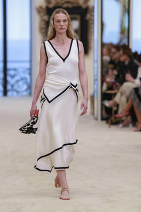Chanel Collection Croisière 2026 2027 Chanel Cruise fashion show at the Casino municipal de Biarritz, France, on April 28, 2026 Olivier Borde Bestimage A model walks the runway at the Chanel Cruise 2025 fashion show at the Biarritz Municipal Casino, France, on April 28, 2026 Biarritz France  Copyright: xOLIVIERxBORDEx xBESTIMAGExOLIVIERxBORDEx xBESTIMAGEx