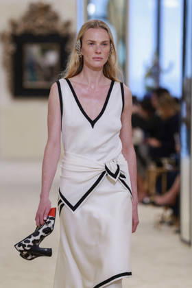 Chanel Collection Croisière 2026 2027 Chanel Cruise fashion show at the Casino municipal de Biarritz, France, on April 28, 2026 Olivier Borde Bestimage A model walks the runway at the Chanel Cruise 2025 fashion show at the Biarritz Municipal Casino, France, on April 28, 2026 Biarritz France  Copyright: xOLIVIERxBORDEx xBESTIMAGExOLIVIERxBORDEx xBESTIMAGEx