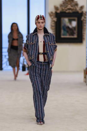 Chanel Collection Croisière 2026 2027 Chanel Cruise fashion show at the Casino municipal de Biarritz, France, on April 28, 2026 Olivier Borde Bestimage A model walks the runway at the Chanel Cruise 2025 fashion show at the Biarritz Municipal Casino, France, on April 28, 2026 Biarritz France  Copyright: xOLIVIERxBORDEx xBESTIMAGExOLIVIERxBORDEx xBESTIMAGEx