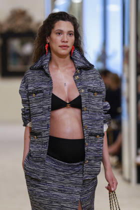 Chanel Collection Croisière 2026 2027 Chanel Cruise fashion show at the Casino municipal de Biarritz, France, on April 28, 2026 Olivier Borde Bestimage A model walks the runway at the Chanel Cruise 2025 fashion show at the Biarritz Municipal Casino, France, on April 28, 2026 Biarritz France  Copyright: xOLIVIERxBORDEx xBESTIMAGExOLIVIERxBORDEx xBESTIMAGEx