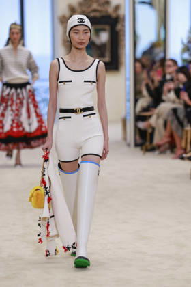 Chanel Collection Croisière 2026 2027 Chanel Cruise fashion show at the Casino municipal de Biarritz, France, on April 28, 2026 Olivier Borde Bestimage A model walks the runway at the Chanel Cruise 2025 fashion show at the Biarritz Municipal Casino, France, on April 28, 2026 Biarritz France  Copyright: xOLIVIERxBORDEx xBESTIMAGExOLIVIERxBORDEx xBESTIMAGEx