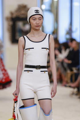 Chanel Collection Croisière 2026 2027 Chanel Cruise fashion show at the Casino municipal de Biarritz, France, on April 28, 2026 Olivier Borde Bestimage A model walks the runway at the Chanel Cruise 2025 fashion show at the Biarritz Municipal Casino, France, on April 28, 2026 Biarritz France  Copyright: xOLIVIERxBORDEx xBESTIMAGExOLIVIERxBORDEx xBESTIMAGEx