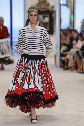Chanel Collection Croisière 2026 2027 Chanel Cruise fashion show at the Casino municipal de Biarritz, France, on April 28, 2026 Olivier Borde Bestimage A model walks the runway at the Chanel Cruise 2025 fashion show at the Biarritz Municipal Casino, France, on April 28, 2026 Biarritz France  Copyright: xOLIVIERxBORDEx xBESTIMAGExOLIVIERxBORDEx xBESTIMAGEx
