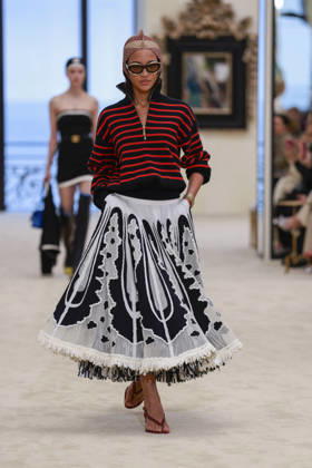 Chanel Collection Croisière 2026 2027 Chanel Cruise fashion show at the Casino municipal de Biarritz, France, on April 28, 2026 Olivier Borde Bestimage A model walks the runway at the Chanel Cruise 2025 fashion show at the Biarritz Municipal Casino, France, on April 28, 2026 Biarritz France  Copyright: xOLIVIERxBORDEx xBESTIMAGExOLIVIERxBORDEx xBESTIMAGEx