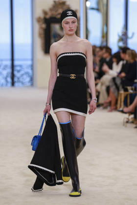 Chanel Collection Croisière 2026 2027 Chanel Cruise fashion show at the Casino municipal de Biarritz, France, on April 28, 2026 Olivier Borde Bestimage A model walks the runway at the Chanel Cruise 2025 fashion show at the Biarritz Municipal Casino, France, on April 28, 2026 Biarritz France  Copyright: xOLIVIERxBORDEx xBESTIMAGExOLIVIERxBORDEx xBESTIMAGEx
