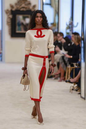 Chanel Collection Croisière 2026 2027 Chanel Cruise fashion show at the Casino municipal de Biarritz, France, on April 28, 2026 Olivier Borde Bestimage A model walks the runway at the Chanel Cruise 2025 fashion show at the Biarritz Municipal Casino, France, on April 28, 2026 Biarritz France  Copyright: xOLIVIERxBORDEx xBESTIMAGExOLIVIERxBORDEx xBESTIMAGEx