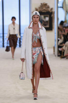 Chanel Collection Croisière 2026 2027 Chanel Cruise fashion show at the Casino municipal de Biarritz, France, on April 28, 2026 Olivier Borde Bestimage A model walks the runway at the Chanel Cruise 2025 fashion show at the Biarritz Municipal Casino, France, on April 28, 2026 Biarritz France  Copyright: xOLIVIERxBORDEx xBESTIMAGExOLIVIERxBORDEx xBESTIMAGEx