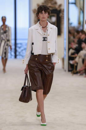 Chanel Collection Croisière 2026 2027 Chanel Cruise fashion show at the Casino municipal de Biarritz, France, on April 28, 2026 Olivier Borde Bestimage A model walks the runway at the Chanel Cruise 2025 fashion show at the Biarritz Municipal Casino, France, on April 28, 2026 Biarritz France  Copyright: xOLIVIERxBORDEx xBESTIMAGExOLIVIERxBORDEx xBESTIMAGEx