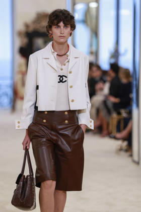 Chanel Collection Croisière 2026 2027 Chanel Cruise fashion show at the Casino municipal de Biarritz, France, on April 28, 2026 Olivier Borde Bestimage A model walks the runway at the Chanel Cruise 2025 fashion show at the Biarritz Municipal Casino, France, on April 28, 2026 Biarritz France  Copyright: xOLIVIERxBORDEx xBESTIMAGExOLIVIERxBORDEx xBESTIMAGEx