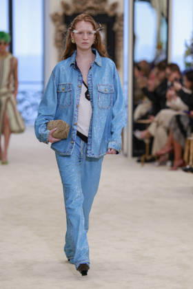 Chanel Collection Croisière 2026 2027 Chanel Cruise fashion show at the Casino municipal de Biarritz, France, on April 28, 2026 Olivier Borde Bestimage A model walks the runway at the Chanel Cruise 2025 fashion show at the Biarritz Municipal Casino, France, on April 28, 2026 Biarritz France  Copyright: xOLIVIERxBORDEx xBESTIMAGExOLIVIERxBORDEx xBESTIMAGEx