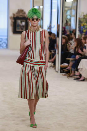 Chanel Collection Croisière 2026 2027 Chanel Cruise fashion show at the Casino municipal de Biarritz, France, on April 28, 2026 Olivier Borde Bestimage A model walks the runway at the Chanel Cruise 2025 fashion show at the Biarritz Municipal Casino, France, on April 28, 2026 Biarritz France  Copyright: xOLIVIERxBORDEx xBESTIMAGExOLIVIERxBORDEx xBESTIMAGEx