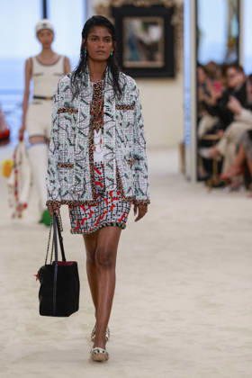 Chanel Collection Croisière 2026 2027 Chanel Cruise fashion show at the Casino municipal de Biarritz, France, on April 28, 2026 Olivier Borde Bestimage A model walks the runway at the Chanel Cruise 2025 fashion show at the Biarritz Municipal Casino, France, on April 28, 2026 Biarritz France  Copyright: xOLIVIERxBORDEx xBESTIMAGExOLIVIERxBORDEx xBESTIMAGEx
