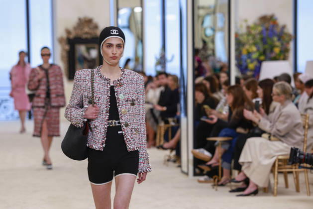 Chanel Collection Croisière 2026 2027 Chanel Cruise fashion show at the Casino municipal de Biarritz, France, on April 28, 2026 Olivier Borde Bestimage A model walks the runway at the Chanel Cruise 2025 fashion show at the Biarritz Municipal Casino, France, on April 28, 2026 Biarritz France  Copyright: xOLIVIERxBORDEx xBESTIMAGExOLIVIERxBORDEx xBESTIMAGEx