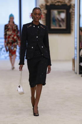 Chanel Collection Croisière 2026 2027 Chanel Cruise fashion show at the Casino municipal de Biarritz, France, on April 28, 2026 Olivier Borde Bestimage A model walks the runway at the Chanel Cruise 2025 fashion show at the Biarritz Municipal Casino, France, on April 28, 2026 Biarritz France  Copyright: xOLIVIERxBORDEx xBESTIMAGExOLIVIERxBORDEx xBESTIMAGEx