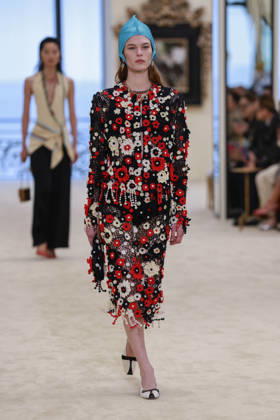 Chanel Collection Croisière 2026 2027 Chanel Cruise fashion show at the Casino municipal de Biarritz, France, on April 28, 2026 Olivier Borde Bestimage A model walks the runway at the Chanel Cruise 2025 fashion show at the Biarritz Municipal Casino, France, on April 28, 2026 Biarritz France  Copyright: xOLIVIERxBORDEx xBESTIMAGExOLIVIERxBORDEx xBESTIMAGEx