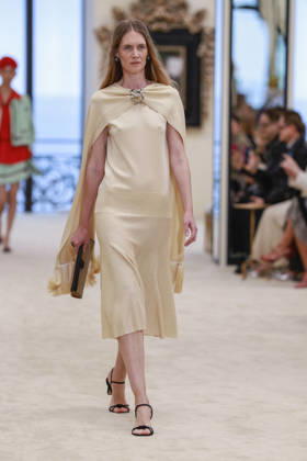 Chanel Collection Croisière 2026 2027 Chanel Cruise fashion show at the Casino municipal de Biarritz, France, on April 28, 2026 Olivier Borde Bestimage A model walks the runway at the Chanel Cruise 2025 fashion show at the Biarritz Municipal Casino, France, on April 28, 2026 Biarritz France  Copyright: xOLIVIERxBORDEx xBESTIMAGExOLIVIERxBORDEx xBESTIMAGEx
