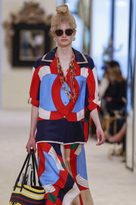 Chanel Collection Croisière 2026 2027 Chanel Cruise fashion show at the Casino municipal de Biarritz, France, on April 28, 2026 Olivier Borde Bestimage A model walks the runway at the Chanel Cruise 2025 fashion show at the Biarritz Municipal Casino, France, on April 28, 2026 Biarritz France  Copyright: xOLIVIERxBORDEx xBESTIMAGExOLIVIERxBORDEx xBESTIMAGEx