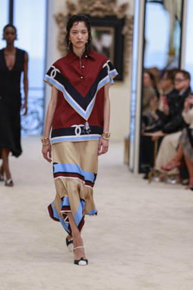 Chanel Collection Croisière 2026 2027 Chanel Cruise fashion show at the Casino municipal de Biarritz, France, on April 28, 2026 Olivier Borde Bestimage A model walks the runway at the Chanel Cruise 2025 fashion show at the Biarritz Municipal Casino, France, on April 28, 2026 Biarritz France  Copyright: xOLIVIERxBORDEx xBESTIMAGExOLIVIERxBORDEx xBESTIMAGEx