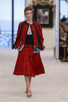 Chanel Collection Croisière 2026 2027 Chanel Cruise fashion show at the Casino municipal de Biarritz, France, on April 28, 2026 Olivier Borde Bestimage A model walks the runway at the Chanel Cruise 2025 fashion show at the Biarritz Municipal Casino, France, on April 28, 2026 Biarritz France  Copyright: xOLIVIERxBORDEx xBESTIMAGExOLIVIERxBORDEx xBESTIMAGEx