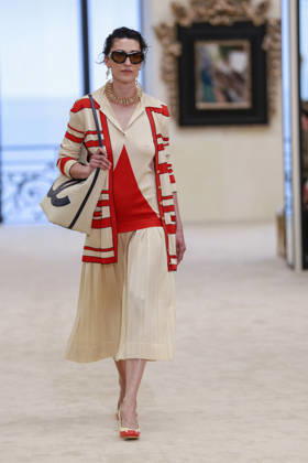Chanel Collection Croisière 2026 2027 Chanel Cruise fashion show at the Casino municipal de Biarritz, France, on April 28, 2026 Olivier Borde Bestimage A model walks the runway at the Chanel Cruise 2025 fashion show at the Biarritz Municipal Casino, France, on April 28, 2026 Biarritz France  Copyright: xOLIVIERxBORDEx xBESTIMAGExOLIVIERxBORDEx xBESTIMAGEx
