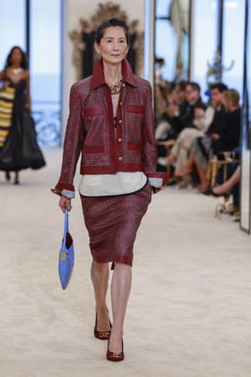 Chanel Collection Croisière 2026 2027 Chanel Cruise fashion show at the Casino municipal de Biarritz, France, on April 28, 2026 Olivier Borde Bestimage A model walks the runway at the Chanel Cruise 2025 fashion show at the Biarritz Municipal Casino, France, on April 28, 2026 Biarritz France  Copyright: xOLIVIERxBORDEx xBESTIMAGExOLIVIERxBORDEx xBESTIMAGEx