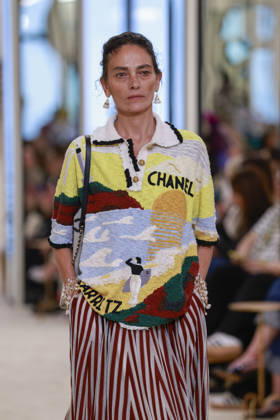 Chanel Collection Croisière 2026 2027 Chanel Cruise fashion show at the Casino municipal de Biarritz, France, on April 28, 2026 Olivier Borde Bestimage A model walks the runway at the Chanel Cruise 2025 fashion show at the Biarritz Municipal Casino, France, on April 28, 2026 Biarritz France  Copyright: xOLIVIERxBORDEx xBESTIMAGExOLIVIERxBORDEx xBESTIMAGEx