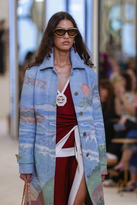 Chanel Collection Croisière 2026 2027 Chanel Cruise fashion show at the Casino municipal de Biarritz, France, on April 28, 2026 Olivier Borde Bestimage A model walks the runway at the Chanel Cruise 2025 fashion show at the Biarritz Municipal Casino, France, on April 28, 2026 Biarritz France  Copyright: xOLIVIERxBORDEx xBESTIMAGExOLIVIERxBORDEx xBESTIMAGEx