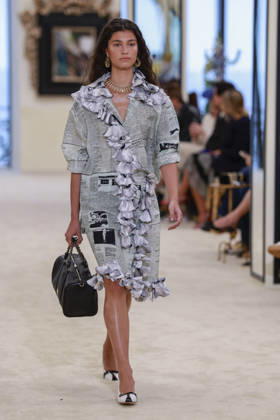 Chanel Collection Croisière 2026 2027 Chanel Cruise fashion show at the Casino municipal de Biarritz, France, on April 28, 2026 Olivier Borde Bestimage A model walks the runway at the Chanel Cruise 2025 fashion show at the Biarritz Municipal Casino, France, on April 28, 2026 Biarritz France  Copyright: xOLIVIERxBORDEx xBESTIMAGExOLIVIERxBORDEx xBESTIMAGEx
