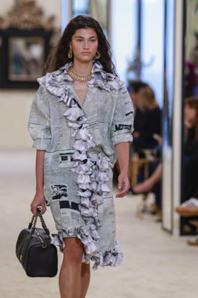 Chanel Collection Croisière 2026 2027 Chanel Cruise fashion show at the Casino municipal de Biarritz, France, on April 28, 2026 Olivier Borde Bestimage A model walks the runway at the Chanel Cruise 2025 fashion show at the Biarritz Municipal Casino, France, on April 28, 2026 Biarritz France  Copyright: xOLIVIERxBORDEx xBESTIMAGExOLIVIERxBORDEx xBESTIMAGEx