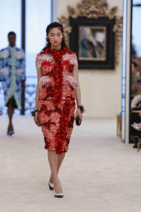 Chanel Collection Croisière 2026 2027 Chanel Cruise fashion show at the Casino municipal de Biarritz, France, on April 28, 2026 Olivier Borde Bestimage A model walks the runway at the Chanel Cruise 2025 fashion show at the Biarritz Municipal Casino, France, on April 28, 2026 Biarritz France  Copyright: xOLIVIERxBORDEx xBESTIMAGExOLIVIERxBORDEx xBESTIMAGEx