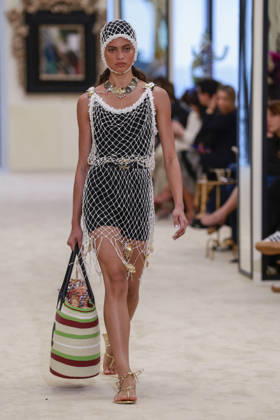 Chanel Collection Croisière 2026 2027 Chanel Cruise fashion show at the Casino municipal de Biarritz, France, on April 28, 2026 Olivier Borde Bestimage A model walks the runway at the Chanel Cruise 2025 fashion show at the Biarritz Municipal Casino, France, on April 28, 2026 Biarritz France  Copyright: xOLIVIERxBORDEx xBESTIMAGExOLIVIERxBORDEx xBESTIMAGEx