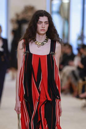 Chanel Collection Croisière 2026 2027 Chanel Cruise fashion show at the Casino municipal de Biarritz, France, on April 28, 2026 Olivier Borde Bestimage A model walks the runway at the Chanel Cruise 2025 fashion show at the Biarritz Municipal Casino, France, on April 28, 2026 Biarritz France  Copyright: xOLIVIERxBORDEx xBESTIMAGExOLIVIERxBORDEx xBESTIMAGEx