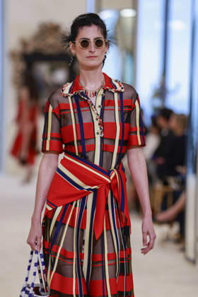 Chanel Collection Croisière 2026 2027 Chanel Cruise fashion show at the Casino municipal de Biarritz, France, on April 28, 2026 Olivier Borde Bestimage A model walks the runway at the Chanel Cruise 2025 fashion show at the Biarritz Municipal Casino, France, on April 28, 2026 Biarritz France  Copyright: xOLIVIERxBORDEx xBESTIMAGExOLIVIERxBORDEx xBESTIMAGEx