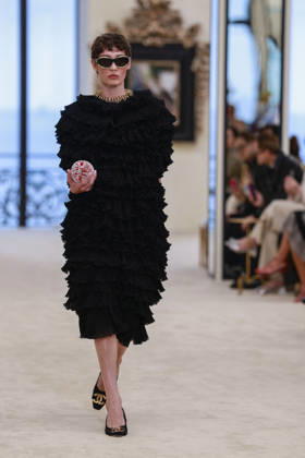Chanel Collection Croisière 2026 2027 Chanel Cruise fashion show at the Casino municipal de Biarritz, France, on April 28, 2026 Olivier Borde Bestimage A model walks the runway at the Chanel Cruise 2025 fashion show at the Biarritz Municipal Casino, France, on April 28, 2026 Biarritz France  Copyright: xOLIVIERxBORDEx xBESTIMAGExOLIVIERxBORDEx xBESTIMAGEx