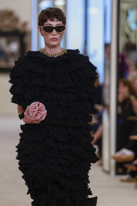 Chanel Collection Croisière 2026 2027 Chanel Cruise fashion show at the Casino municipal de Biarritz, France, on April 28, 2026 Olivier Borde Bestimage A model walks the runway at the Chanel Cruise 2025 fashion show at the Biarritz Municipal Casino, France, on April 28, 2026 Biarritz France  Copyright: xOLIVIERxBORDEx xBESTIMAGExOLIVIERxBORDEx xBESTIMAGEx