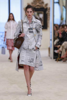 Chanel Collection Croisière 2026 2027 Chanel Cruise fashion show at the Casino municipal de Biarritz, France, on April 28, 2026 Olivier Borde Bestimage A model walks the runway at the Chanel Cruise 2025 fashion show at the Biarritz Municipal Casino, France, on April 28, 2026 Biarritz France  Copyright: xOLIVIERxBORDEx xBESTIMAGExOLIVIERxBORDEx xBESTIMAGEx